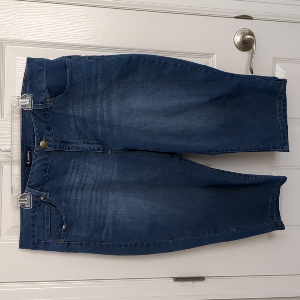 d. Jeans Capris 22W